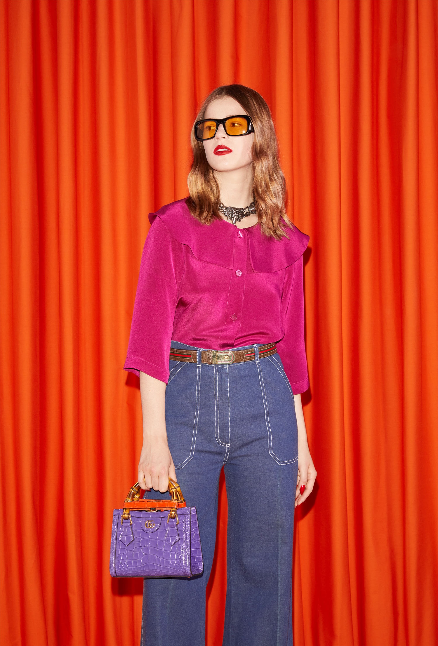 Woman in fuscia shirt and high-waist jeans