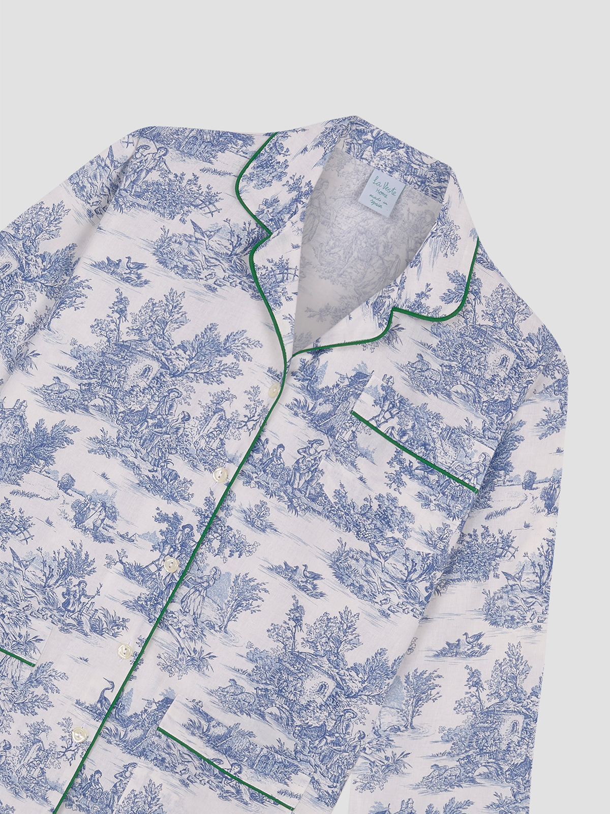 Pajama shirt with three front pockets, green bias details and Blue Toile de Jouy print.