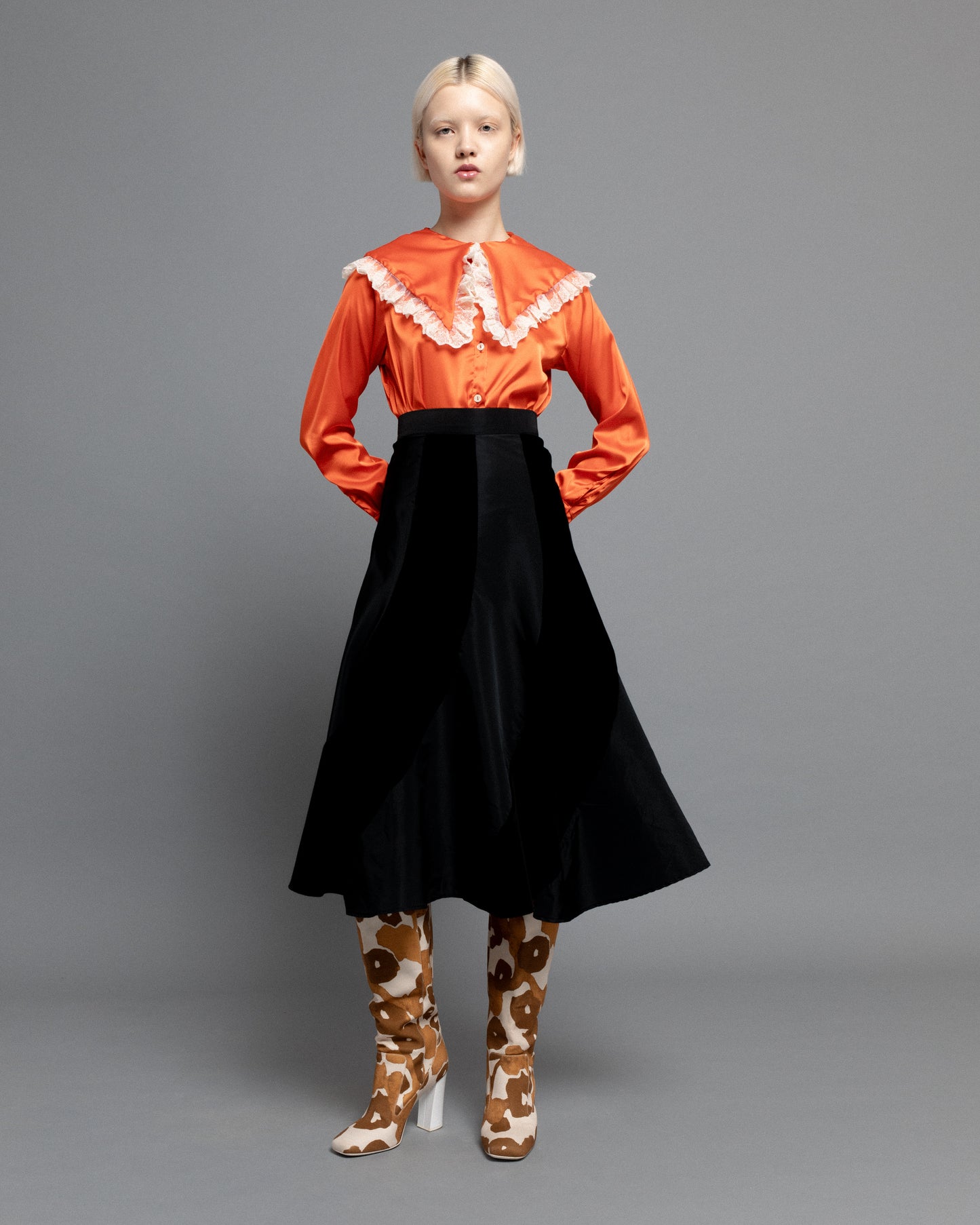 Flared midi skirt in velvet and taffeta with asymmetric pattern.