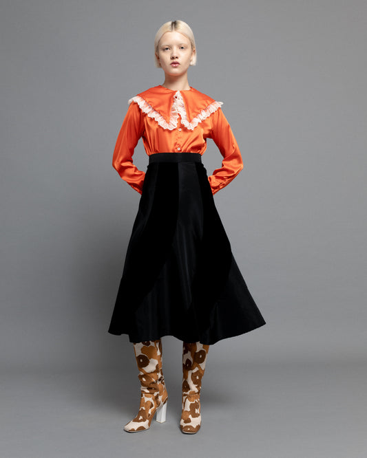 Flared midi skirt in velvet and taffeta with asymmetric pattern.