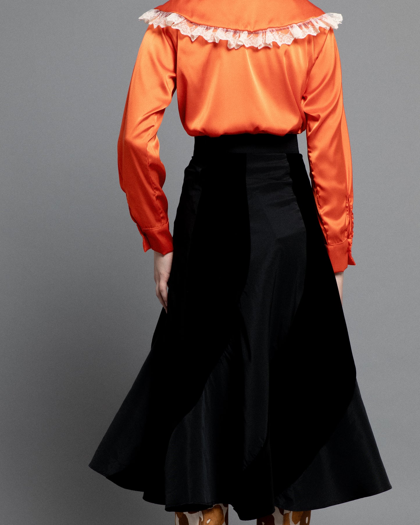 Flared midi skirt in velvet and taffeta with asymmetric pattern.