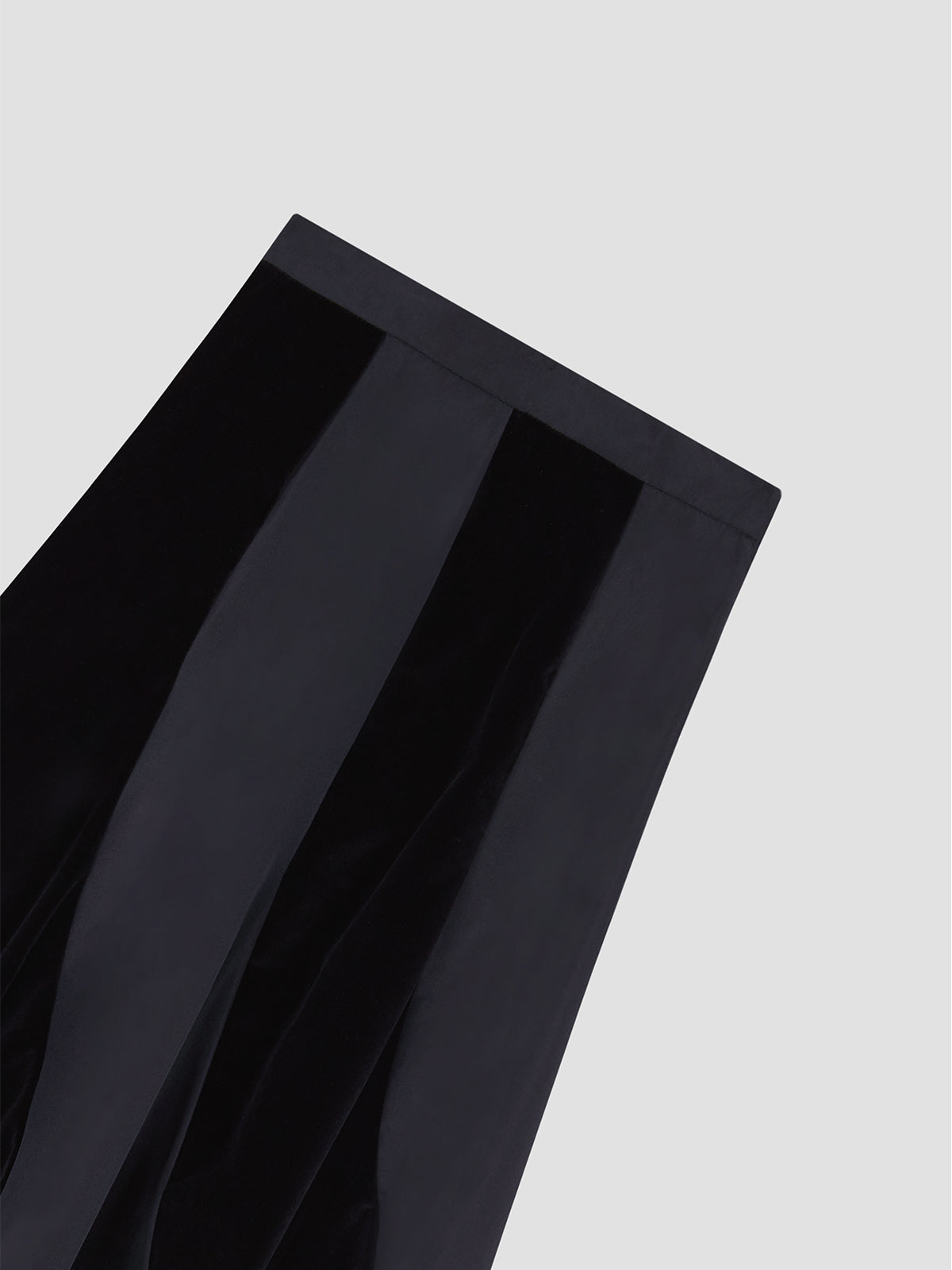 Flared midi skirt in velvet and taffeta with asymmetric pattern.