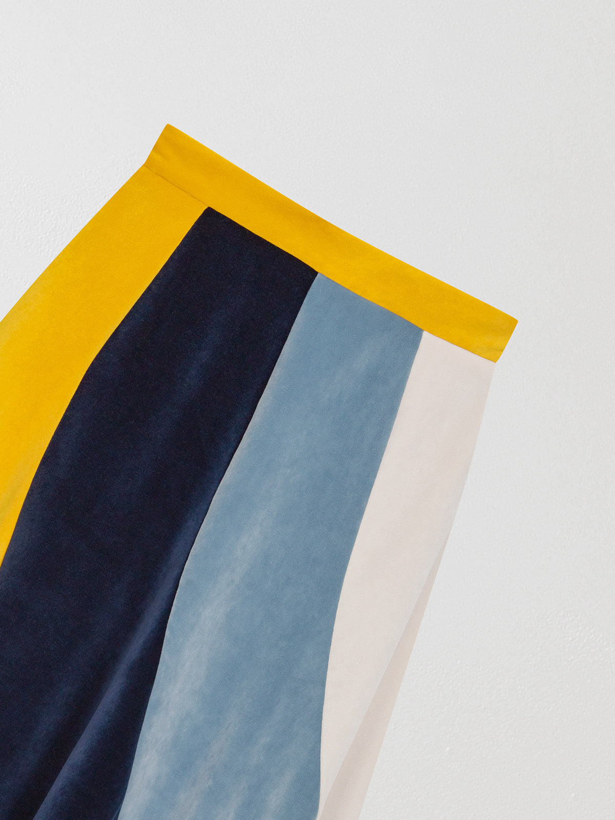 Flared midi skirt in velvet with asymmetric pattern in light blue, yellow, ecru and navy.