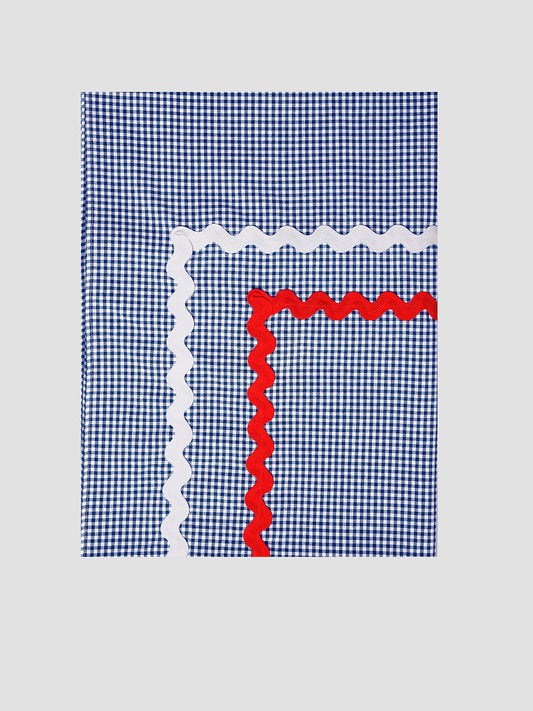 Tablecloth Mini Check Blue is a quilted tablecloth with blue and white piping details on the edge.