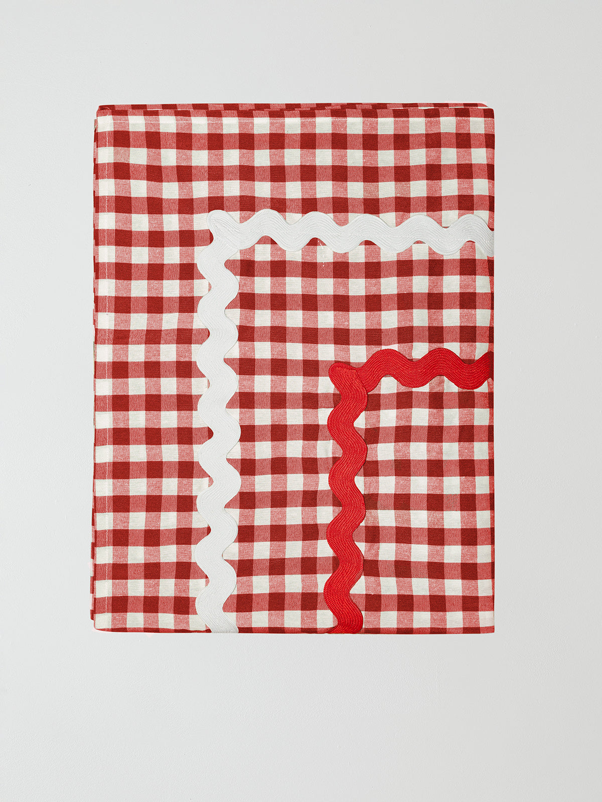 Rectangular tablecloth made of red and white vichy check cotton with white and red trim