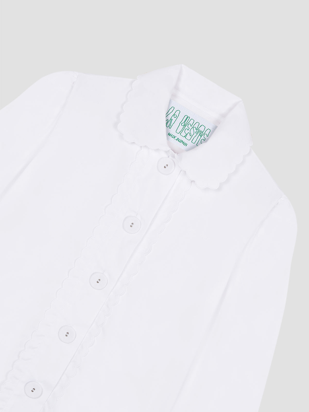 Shirt made of white cotton with lace details on the front, collar and cuffs
