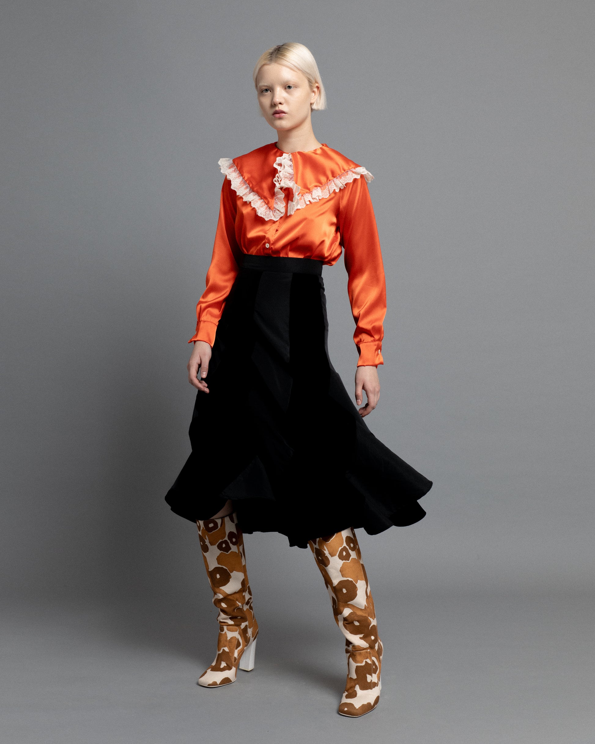Flared midi skirt in velvet and taffeta with asymmetric pattern. 