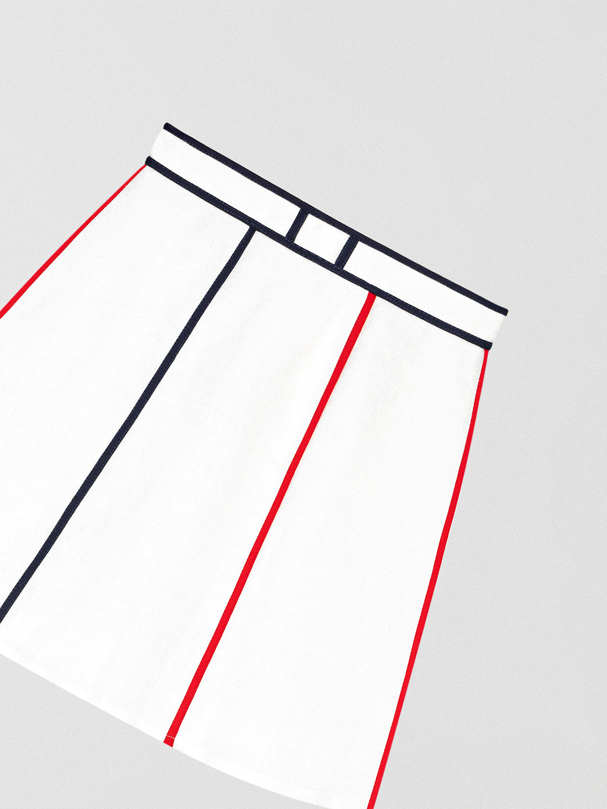 Flared linen white mini skirt with details in red and navy.