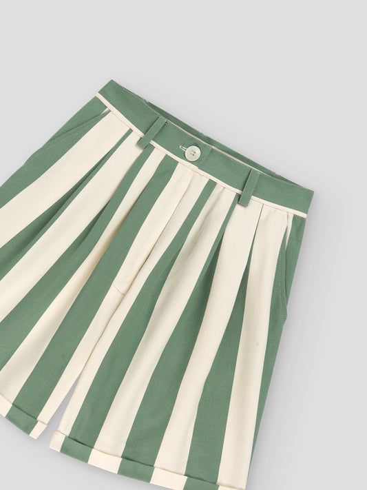 Cotton shorts with green and ecru striped print. 