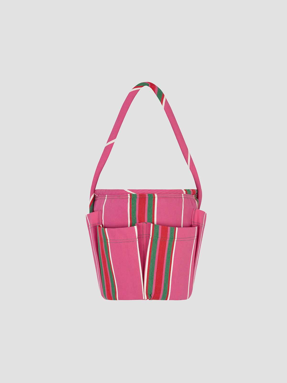 Round base bag in our iconic fuchsia Pippi fabric. It features a medium short handle and external pockets. 