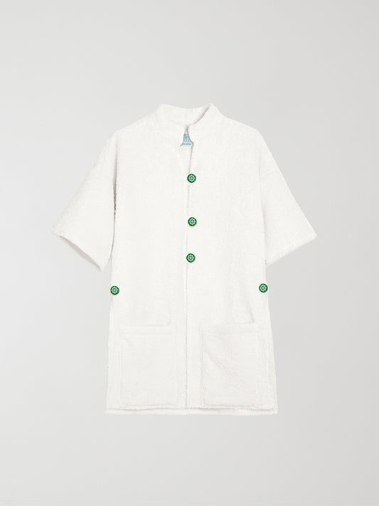 Ship Weel White Kimono is a short-sleeved kimono made of white towel fabric and matching green rudder buttons.