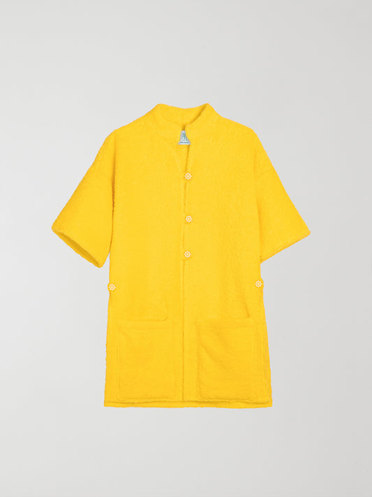 Ship Weel Yellow Kimono is a short-sleeved kimono with front pockets, V-neck and front closure with rudder buttons.